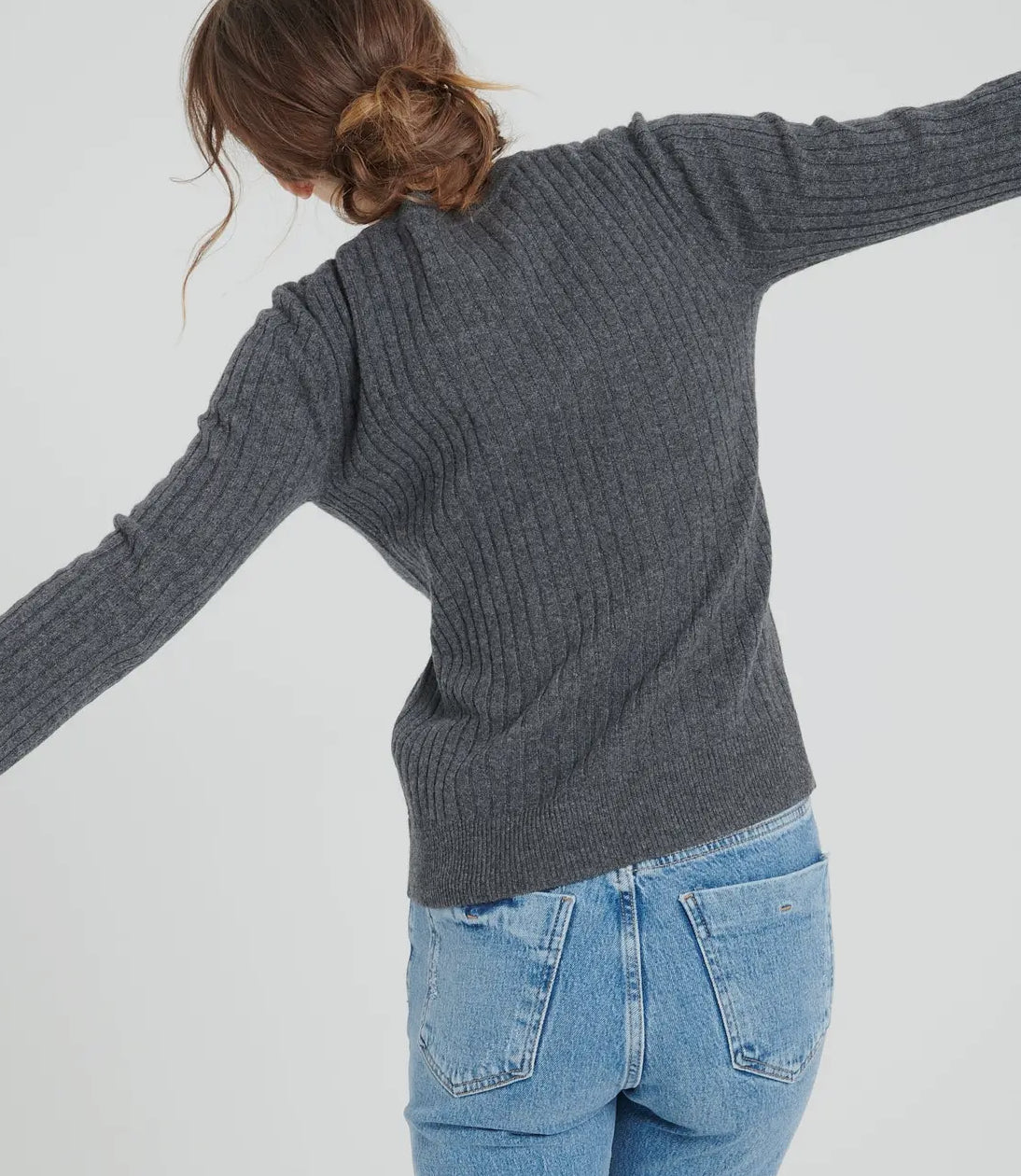 Girocollo in cashmere a coste grigio scuro