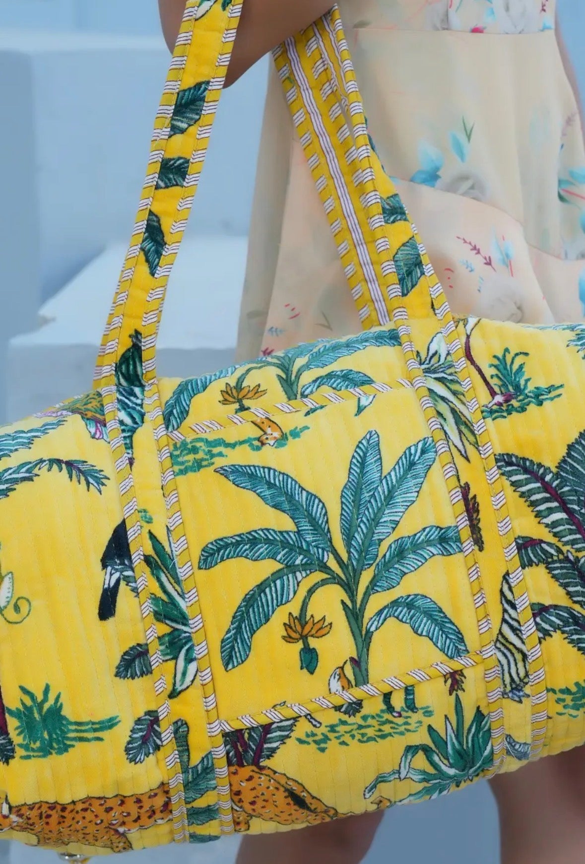 Borsa weekender in velluto jungle gialla