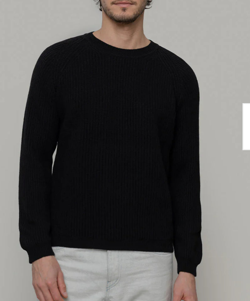 Maglia girocollo in cashmere rigenerato – Nero