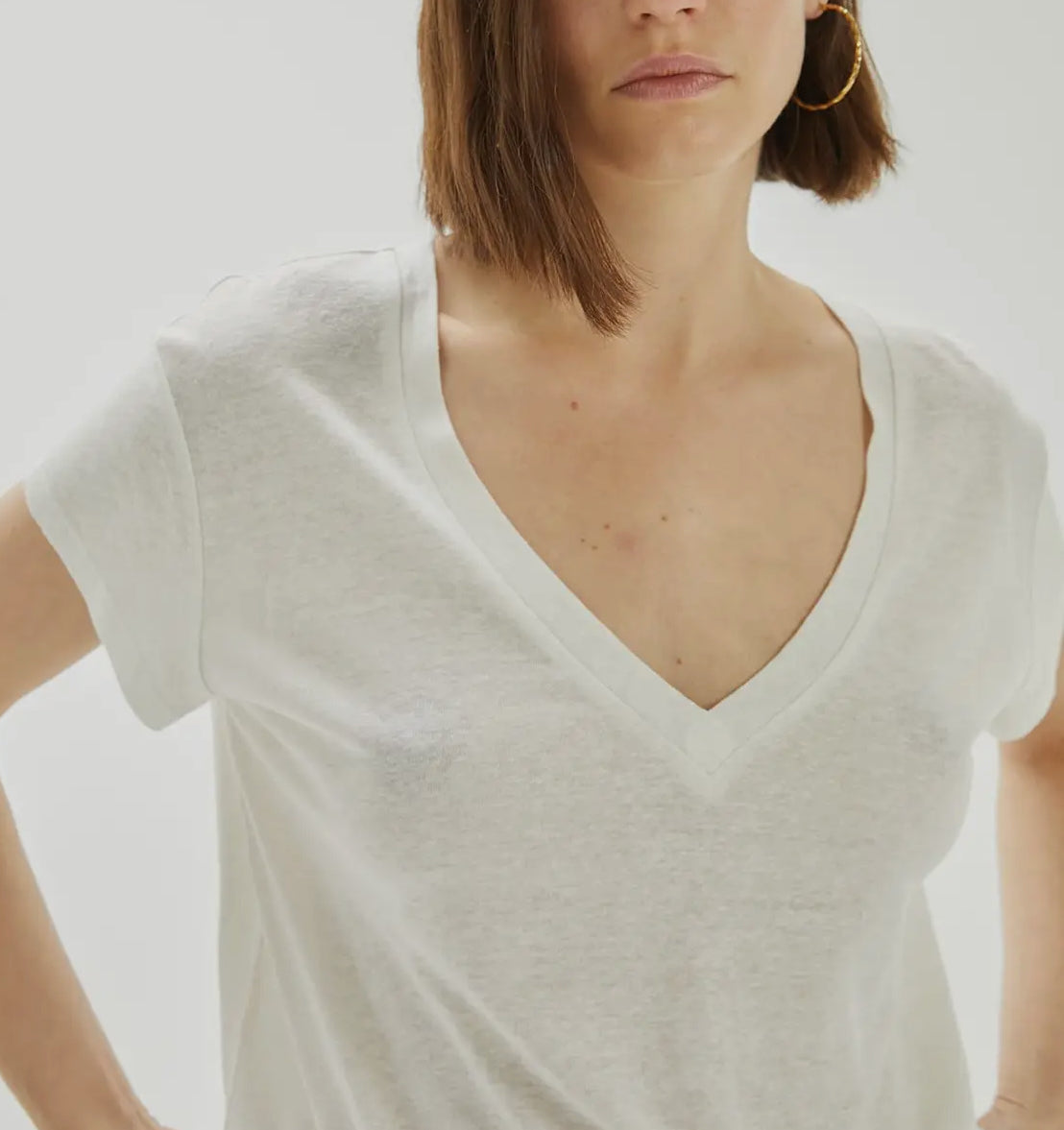 T-shirt a V in lino e viscosa