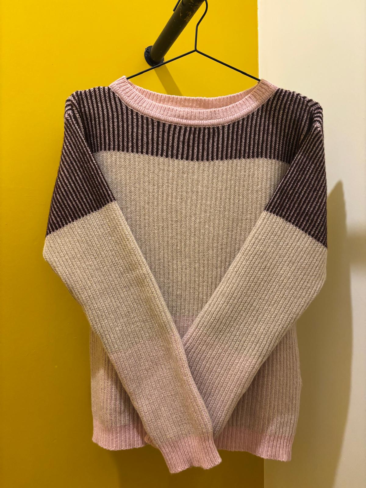 Maglia girocollo in cashmere rigenerato – Rosa cipria e beige RIFÒ