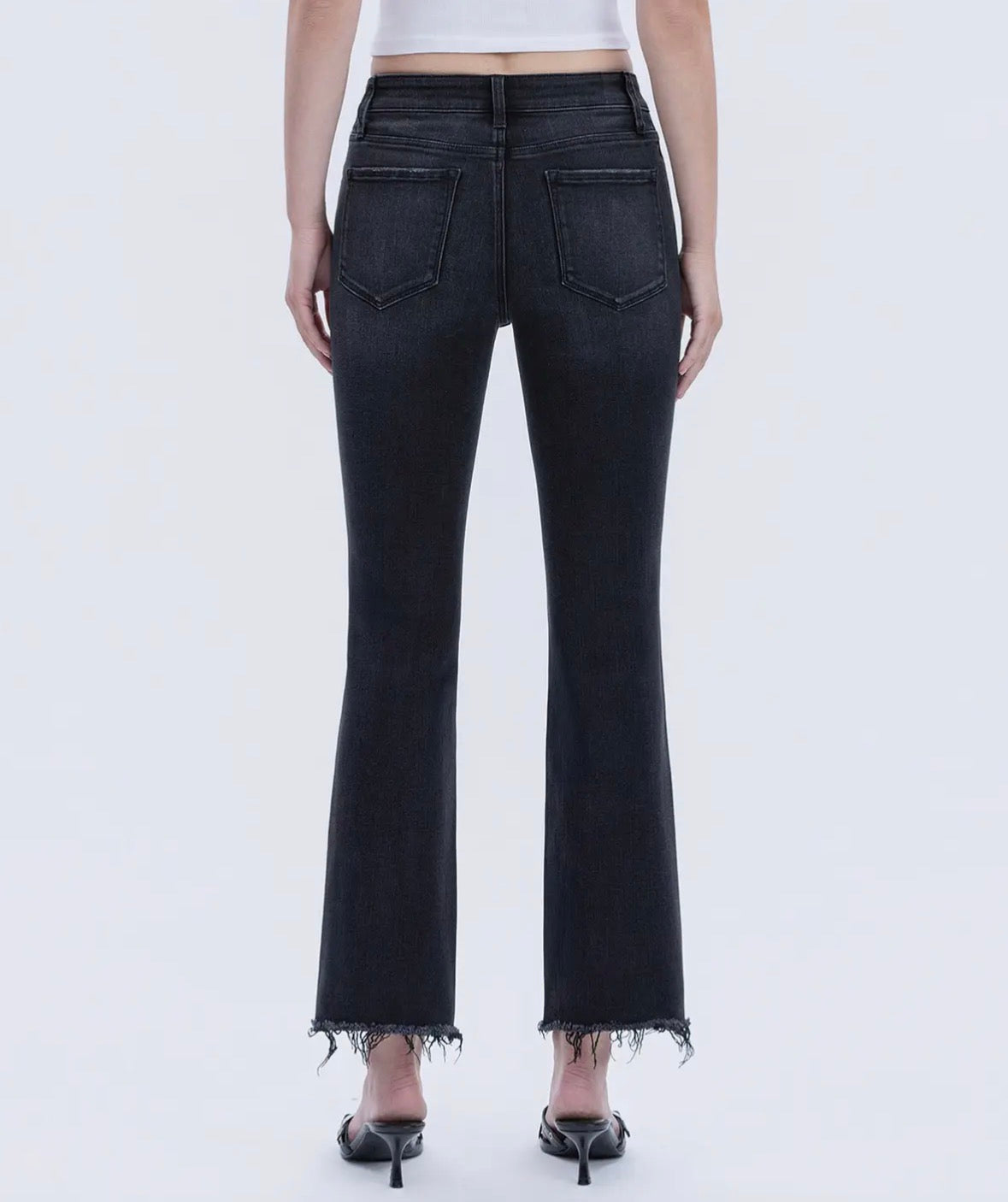 Jeans neri crop a zampa sfrangiati