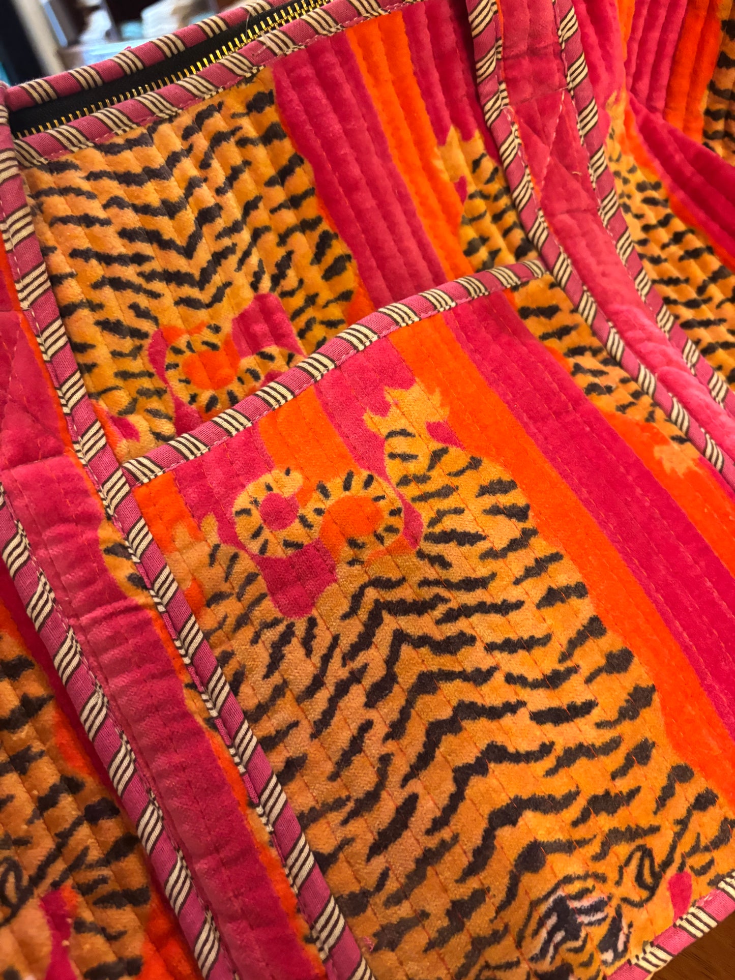 Borsa weekender in velluto tiger rosa/arancio