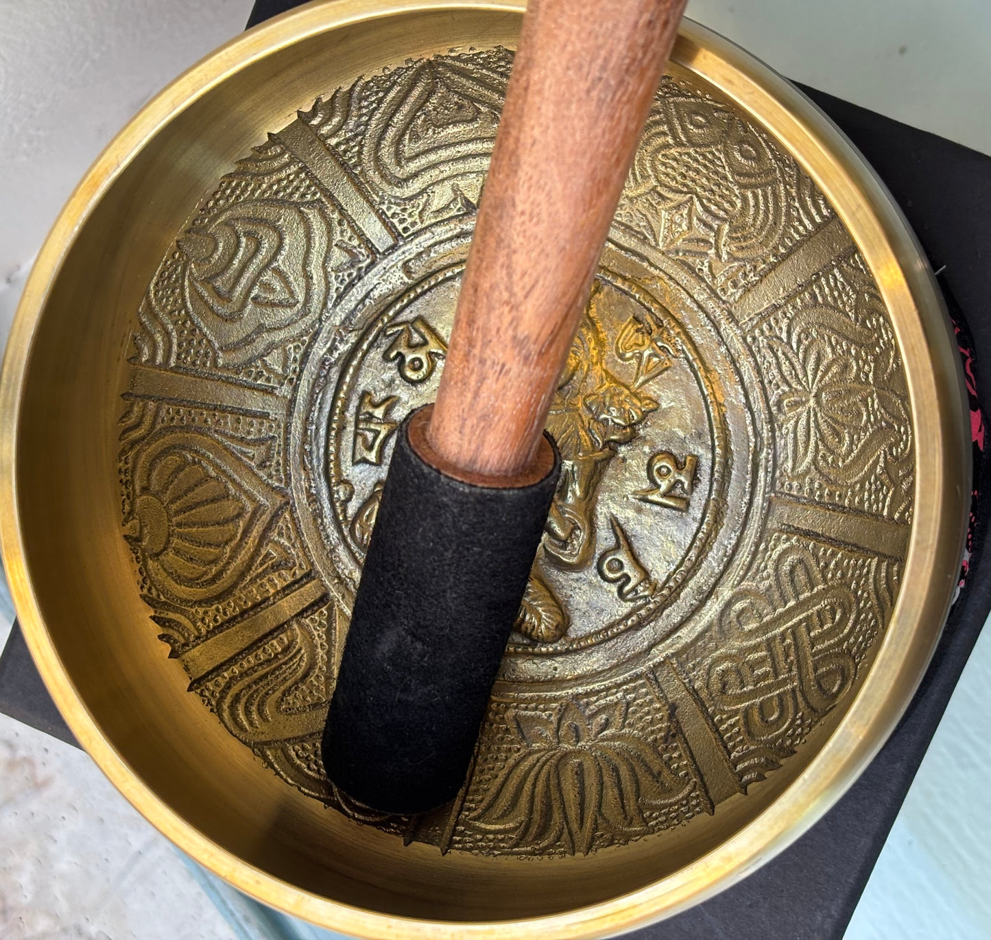 Campana tibetana decorata
