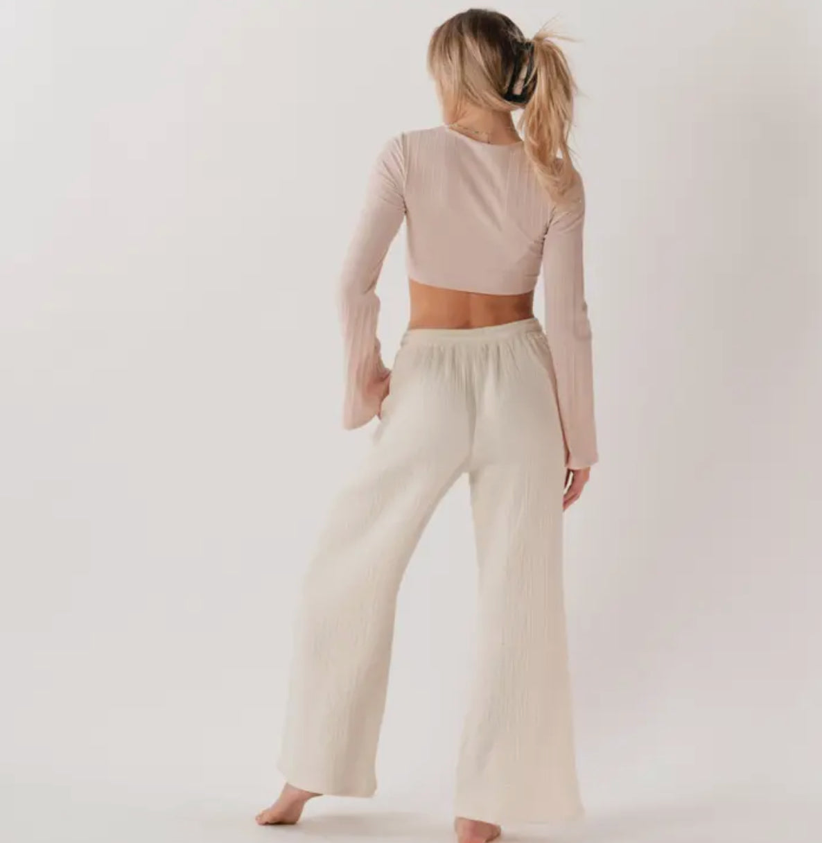 Pantaloni larghi in cotone con tasche.