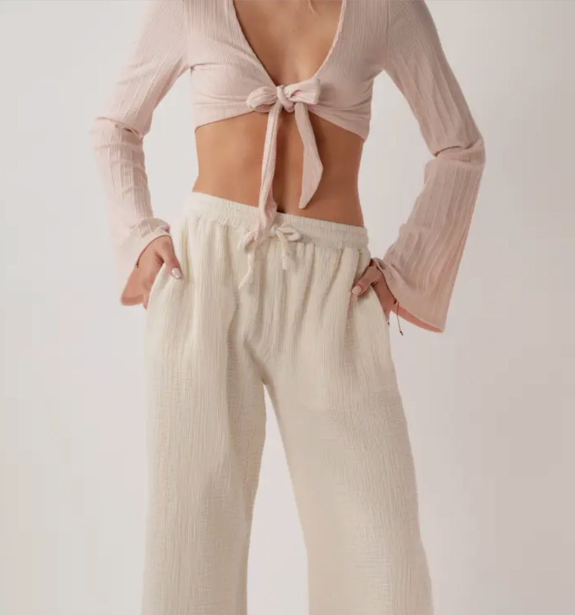 Pantaloni larghi in cotone con tasche.