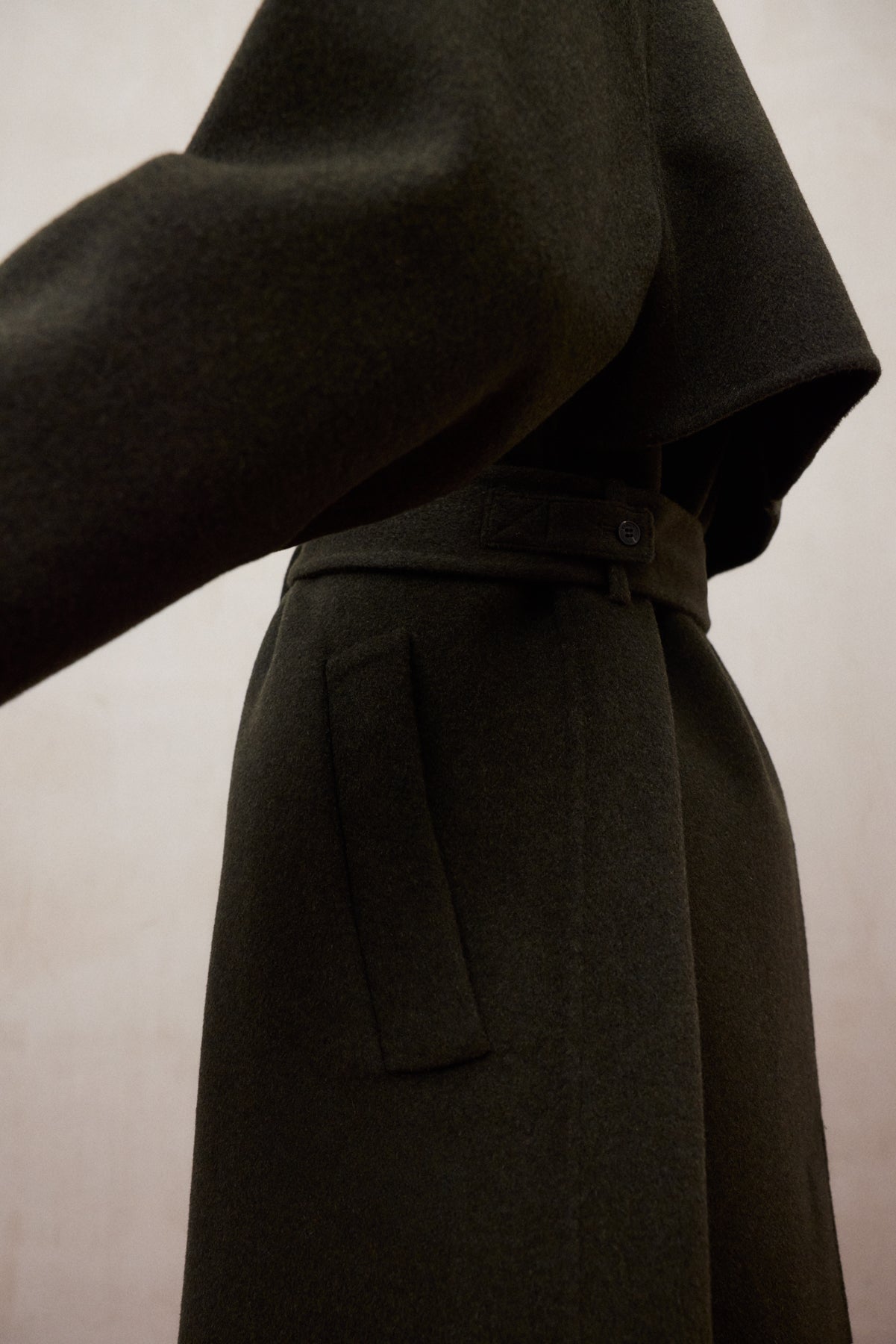 Cappotto in lana riciclata con cintura - Verdone