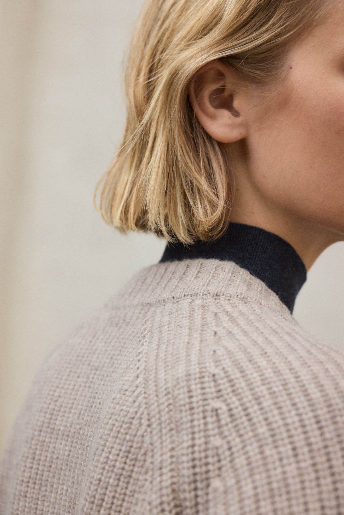 Maglione in lana riciclata con zip – Beige | Sostenibile e caldo