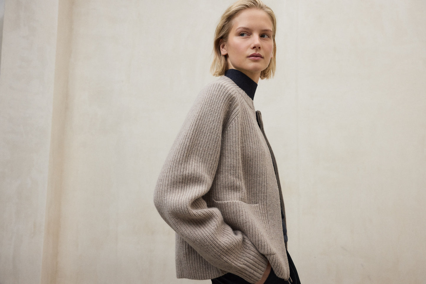 Maglione in lana riciclata con zip – Beige | Sostenibile e caldo