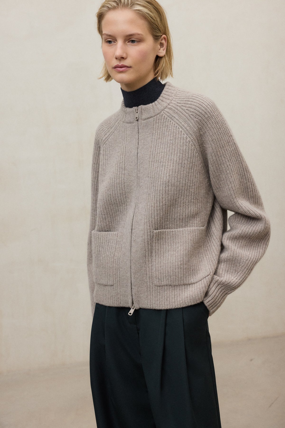 Maglione in lana riciclata con zip – Beige | Sostenibile e caldo