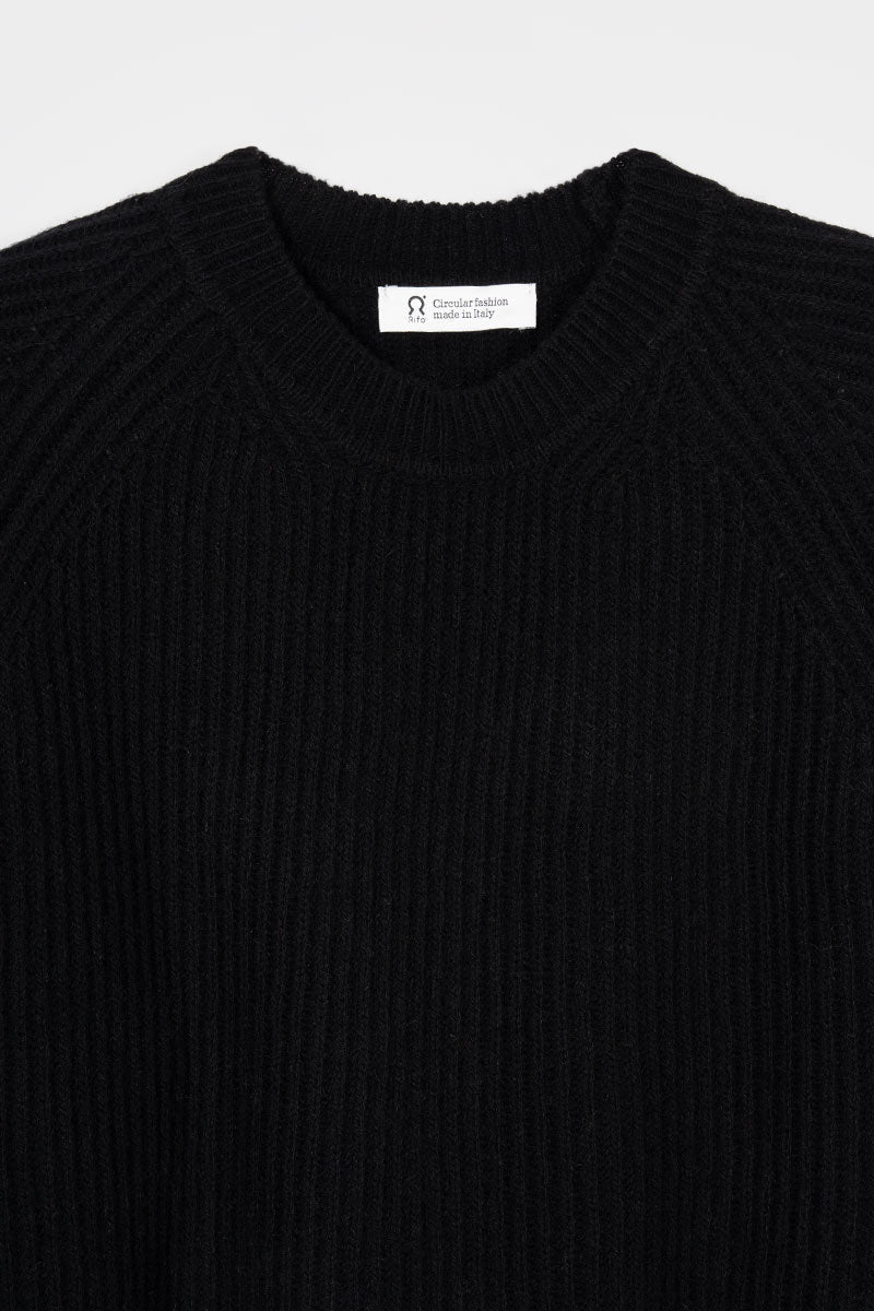 Maglia girocollo in cashmere rigenerato – Nero