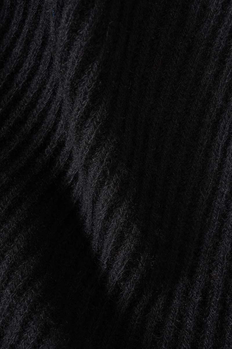 Maglia girocollo in cashmere rigenerato – Nero
