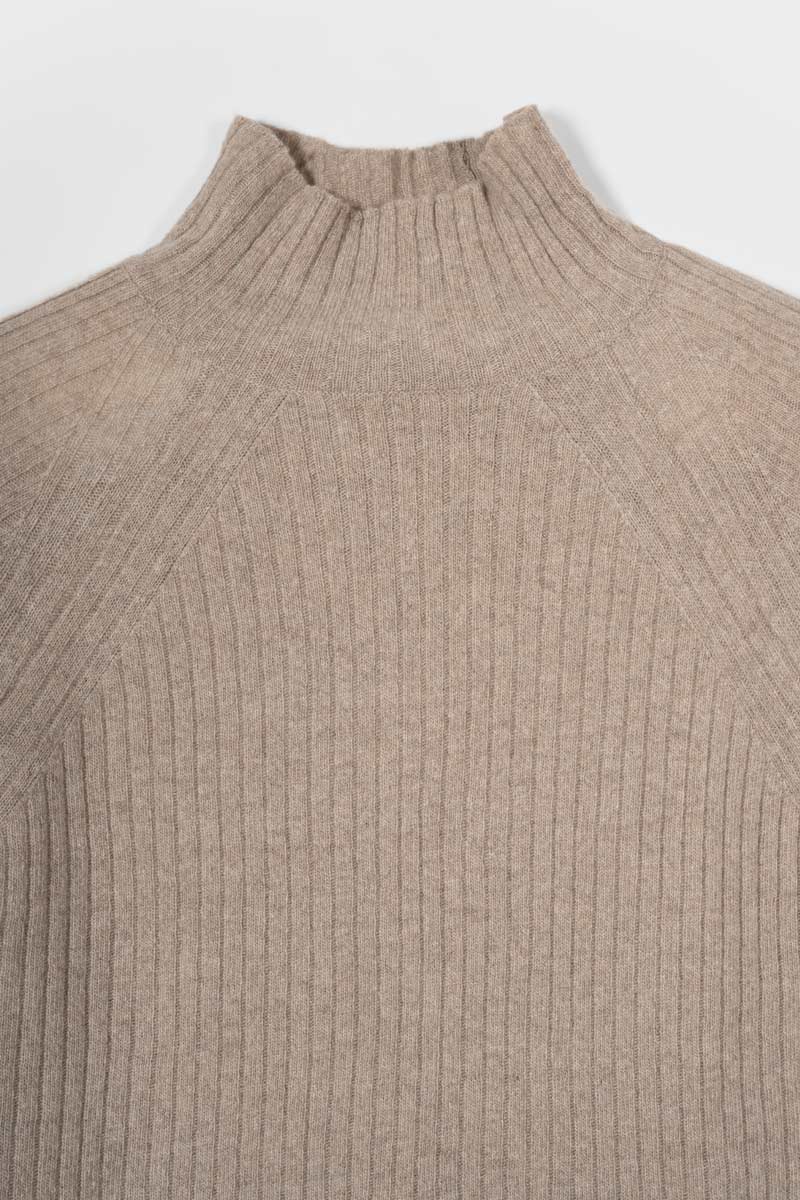 Maglia collo alto in cashmere rigenerato – Sabbia RIFÒ