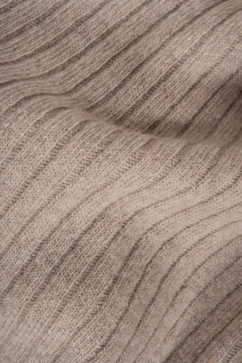 Maglia collo alto in cashmere rigenerato – Sabbia RIFÒ