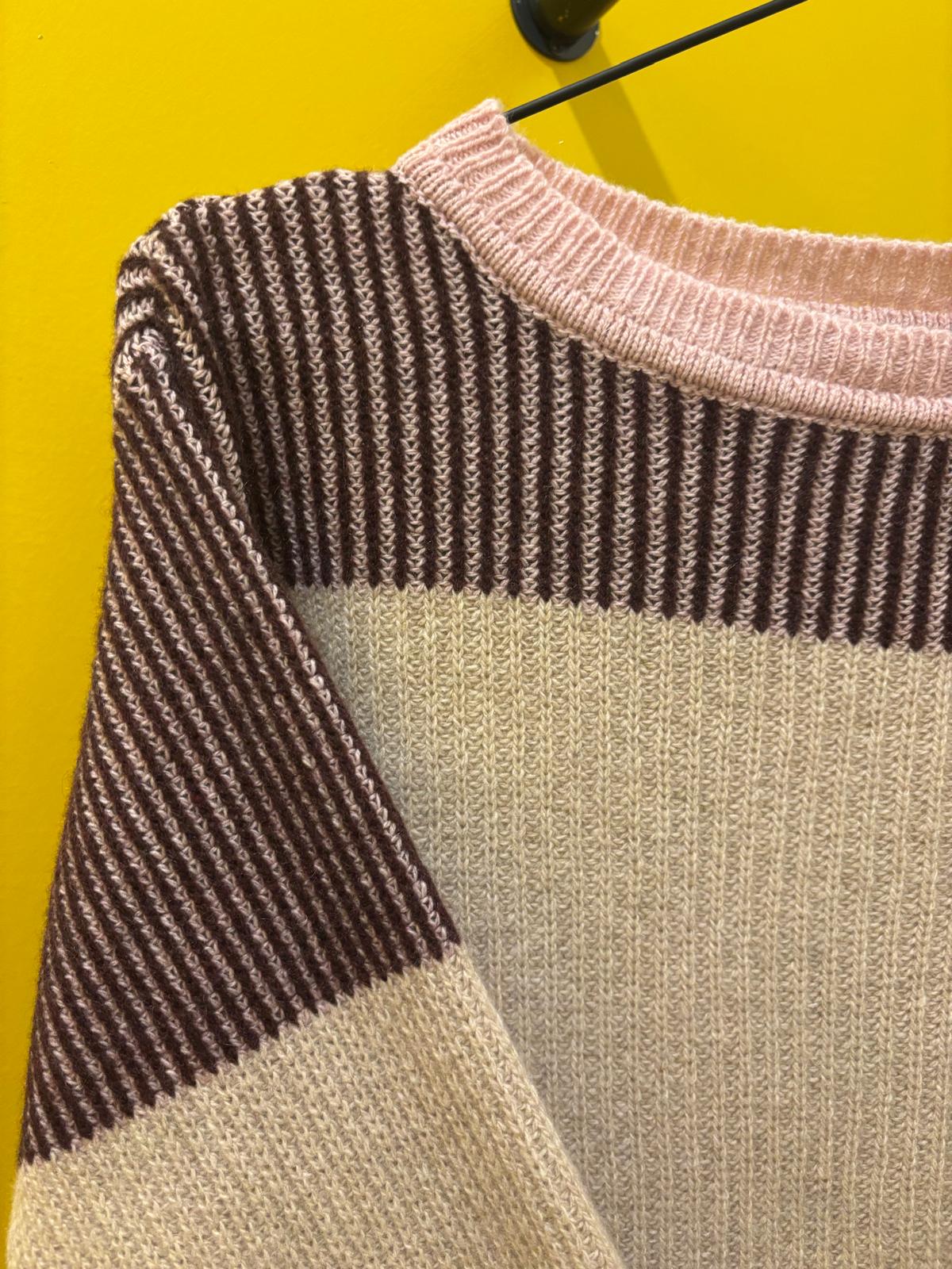 Maglia girocollo in cashmere rigenerato – Rosa cipria e beige RIFÒ