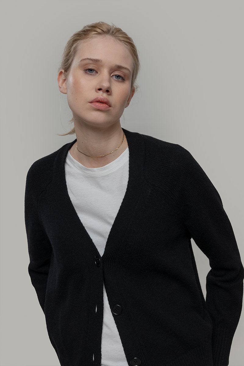 Cardigan corto in cashmere rigenerato – Nero RIFÒ