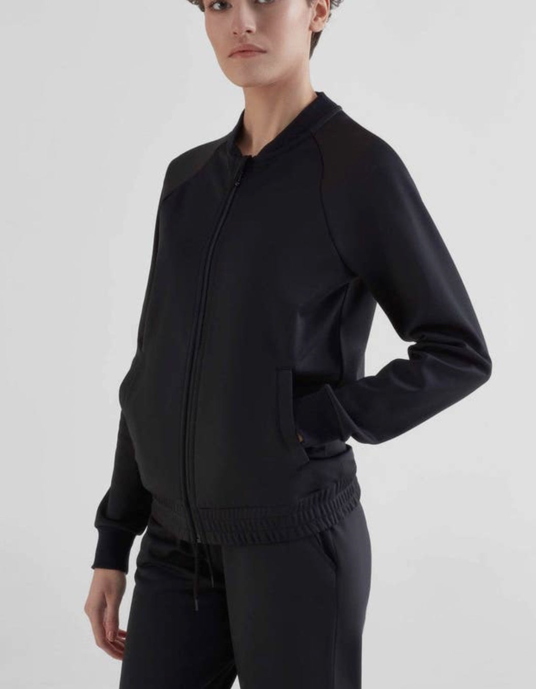 Felpa bomber donna nera.