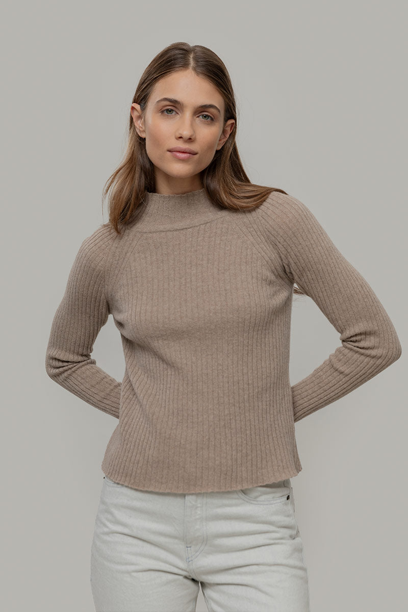 Maglia collo alto in cashmere rigenerato – Sabbia RIFÒ