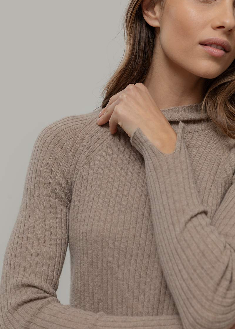 Maglia collo alto in cashmere rigenerato – Sabbia RIFÒ