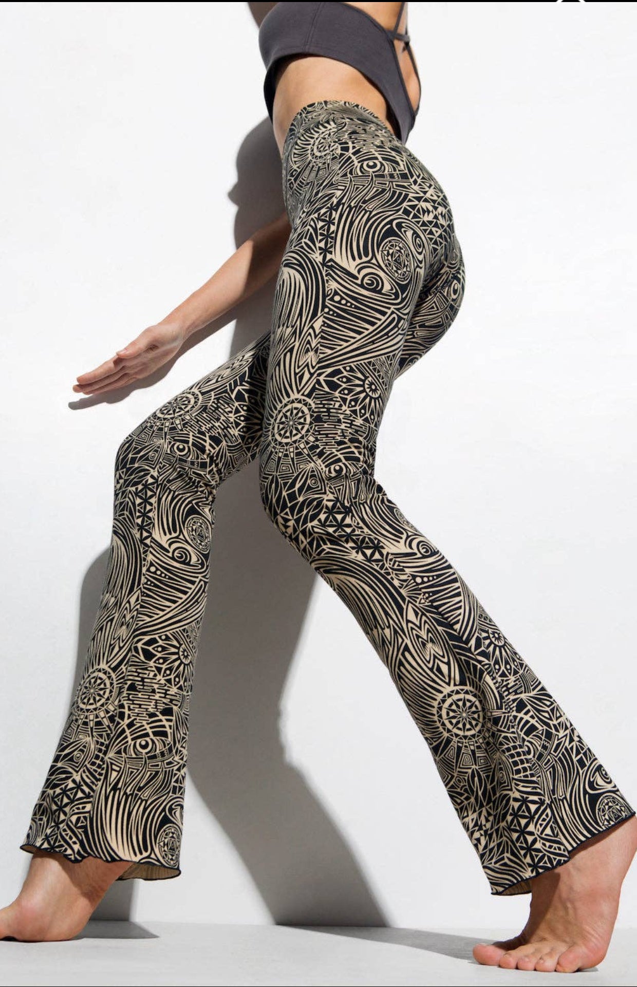 Pantalone a zampa aquila.